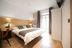 Minibar con artículos gratuitos, caja fuerte, escritorio