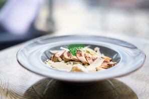 Breakfast, lunch, dinner served; international cuisine  - Courtyard by Marriott Sarajevo (Sarajevo)