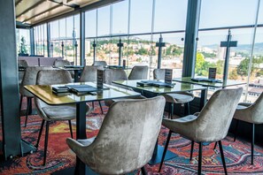 Sert le déjeuner et le dîner