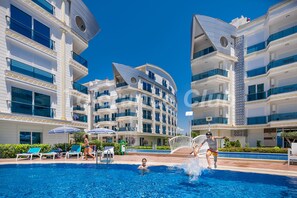 Outdoor pool, pool umbrellas, sun loungers - Melda Palace (Konyaalti)