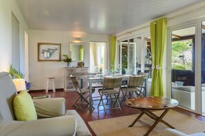 ファミリー コテージ 2 ベッドルーム キッチン バレービュー | リビング エリア | 暖炉