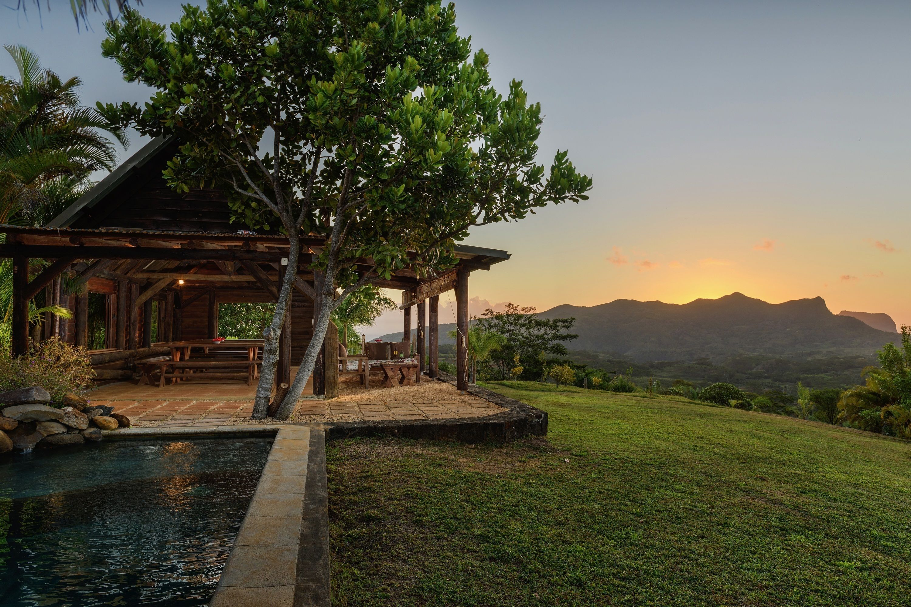 Een buitenzwembad en ligstoelen