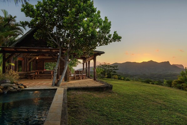Una piscina al aire libre, tumbonas