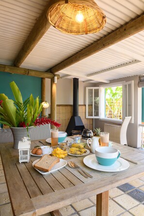 スタンダード シャレー クイーンベッド 1 台ソファーベッド付き バレービュー | テラス / パティオ