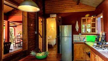Chalet, 1 habitación, cocina, en el área del jardín | Cocineta privada | Refrigerador, microondas, horno y parrilla de estufa