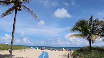 Una playa cerca, arena blanca, toallas de playa