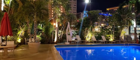 Piscine extérieure, parasols de plage, chaises longues