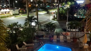 Ein Blick auf Pool und Stadtlandschaft bei Nacht.