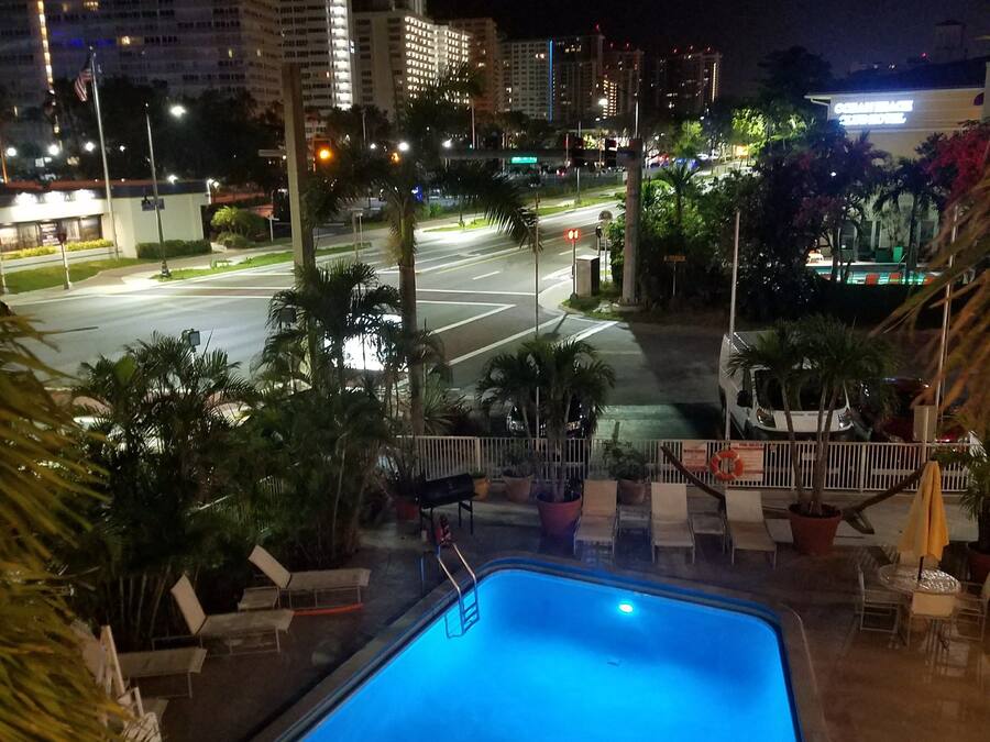 Ein Blick auf Pool und Stadtlandschaft bei Nacht.