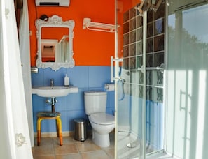Đồ dùng nhà tắm miễn phí, máy sấy tóc, khăn tắm