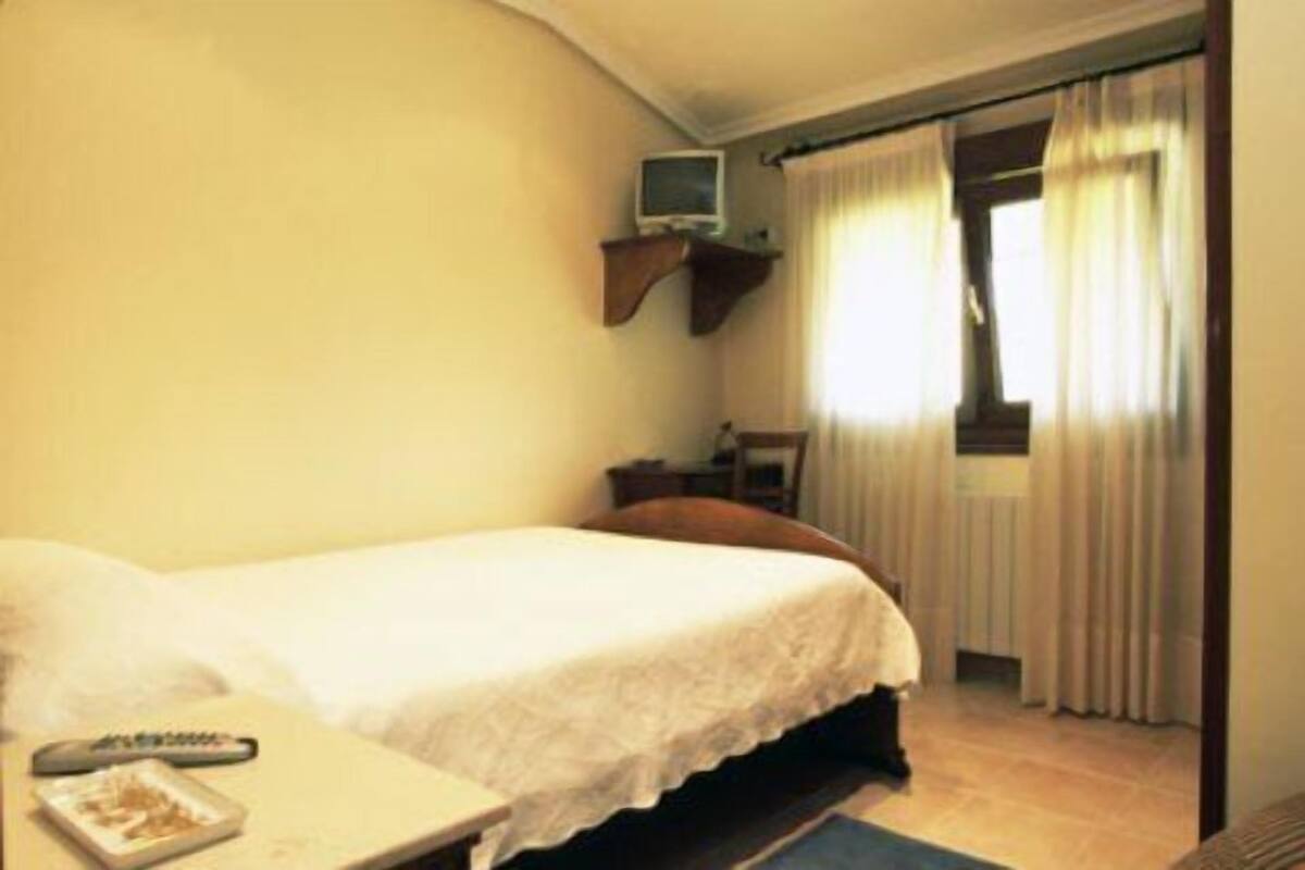 Single Room | Desk, laptop workspace, blackout curtains, iron/ironing board