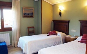 Double or Twin Room | Desk, laptop workspace, blackout curtains, iron/ironing board - Agroturismo Ibarrondo Etxea (Mungia)