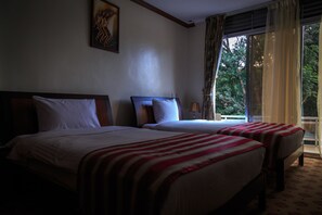 Deluxe Twin kamer | Luxe beddengoed, een minibar, een kluis op de kamer, een bureau