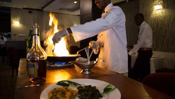 2 restaurantes, se sirven desayunos, comidas y cocina internacional