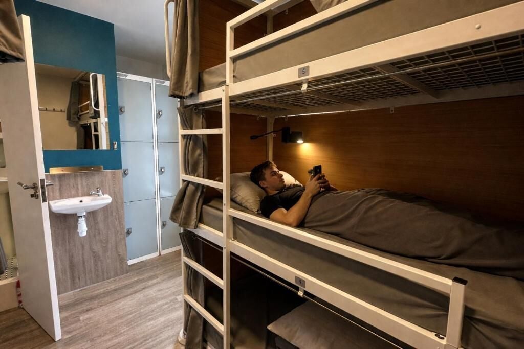 Cortinas blackout, tabla de planchar con plancha y wifi gratis 