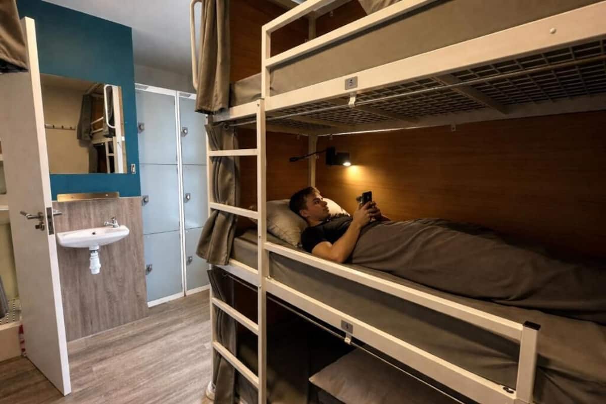 Phòng tập thể | Màn/rèm cản sáng, bàn ủi/dụng cụ ủi quần áo