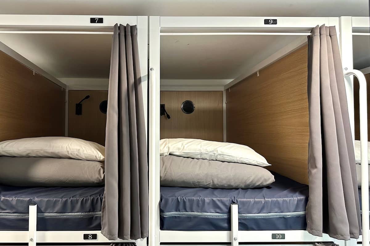 1 Bed in a 12 Bed Mixed Dorm with Private Shower | Mörkläggningsgardiner, strykjärn/strykbräda, gratis wi-fi och sängkläder