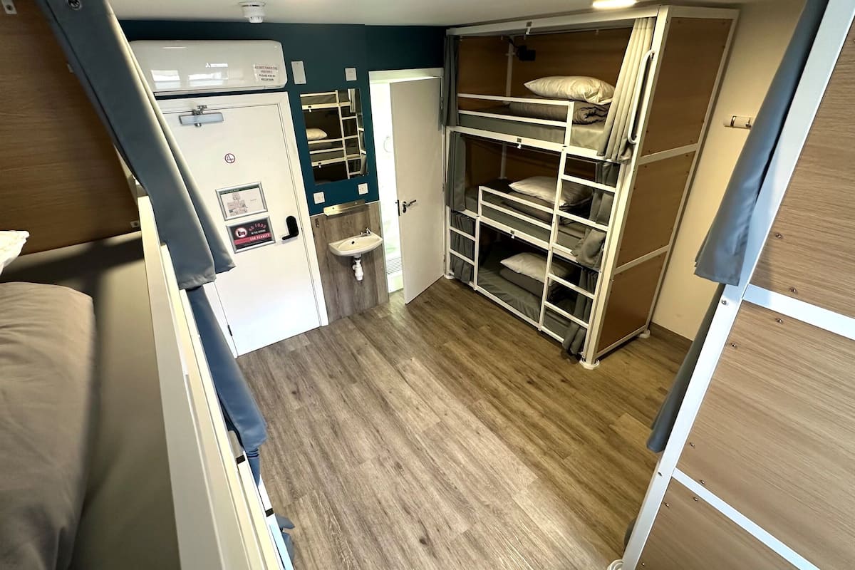 Sovsal - endast kvinnor - eget badrum (9 Bed Dormitory, Ensuite) | Mörkläggningsgardiner, strykjärn/strykbräda, gratis wi-fi och sängkläder