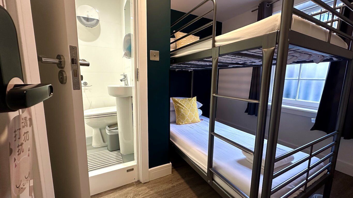 ستائر تعتيم ومكواة/لوح كي وواي فاي مجانًا وملاءات أسرّة