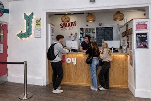 Reception - Smart Russell Square Hostel (London)