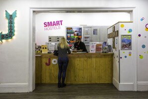 Reception - Smart Russell Square Hostel (London)