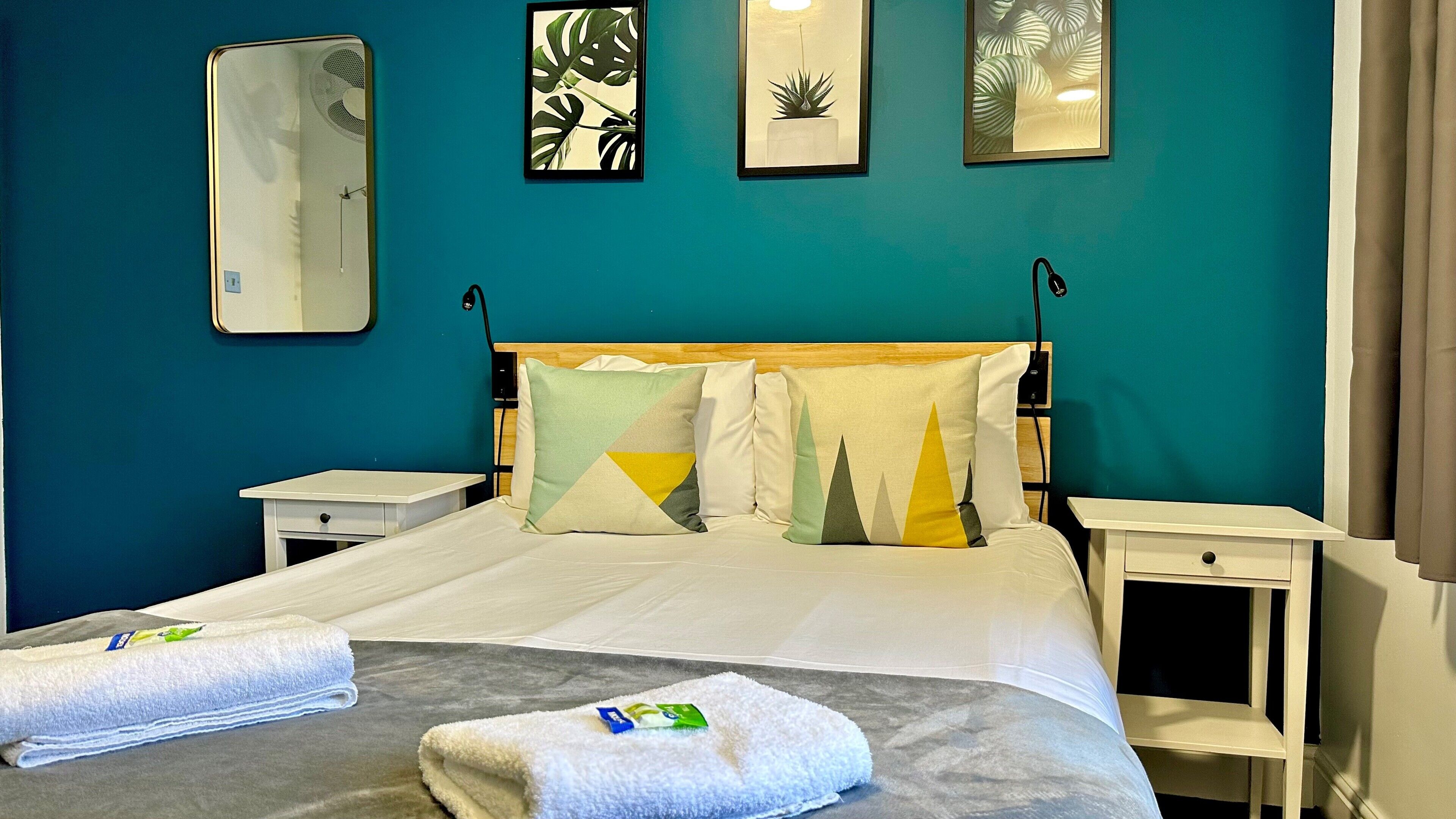 Chambre double | Coffre-fort, accès au Wi-Fi (inclus), literie fournie