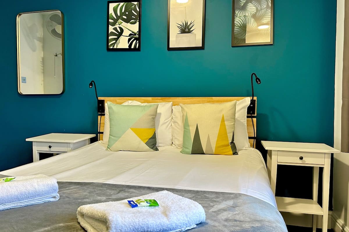 Chambre double | Coffre-fort, accĂšs au Wi-Fi (inclus), literie fournie