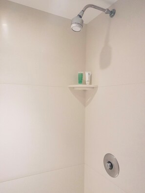 Habitación económica doble | Cortinas opacas, wifi gratis, ropa de cama