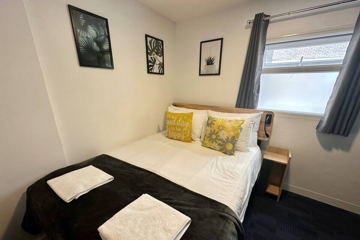 Double Room with private bathroom | 遮光窗簾/窗簾、免費 Wi-Fi、床單