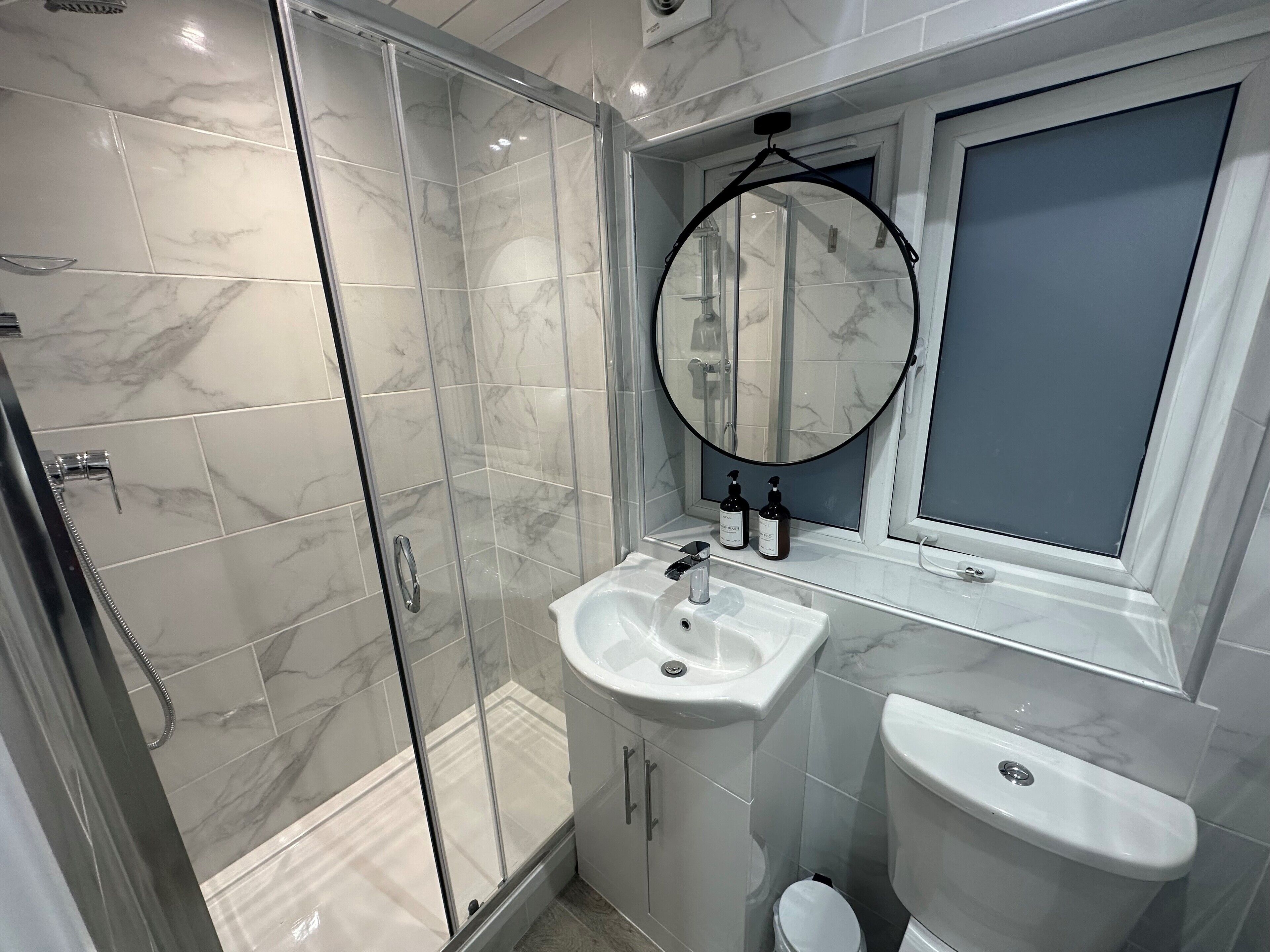 Economy Double Room | Bathroom | Shower, hair dryer, towels
