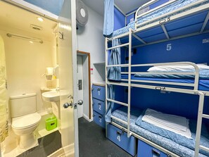 Private 6 Bed Dorm (Ensuite) | Mörkläggningsgardiner, gratis wi-fi och sängkläder