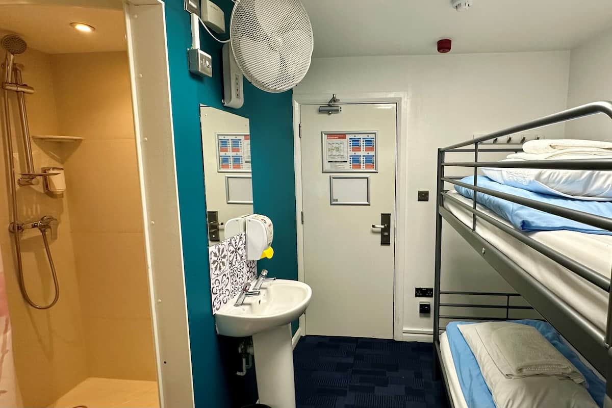 Private Twin Dorm (Ensuite) | Blackout curtains, free WiFi, bed sheets