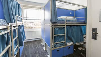 Cortinas blackout, wifi gratis y ropa de cama