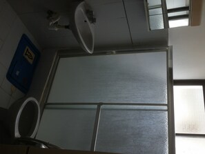 Double Room | Bathroom | Shower, free toiletries, hair dryer