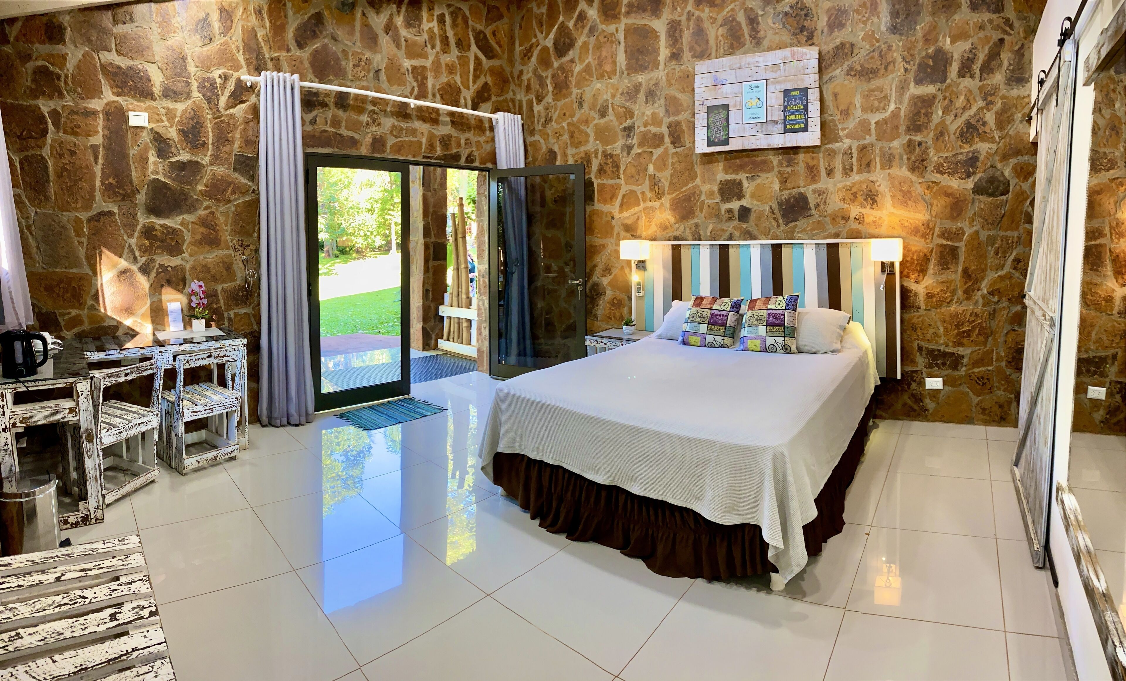 高级双人房 | 迷你吧、办公桌、免费 WiFi、床单