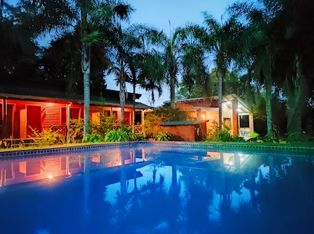 Una piscina al aire libre