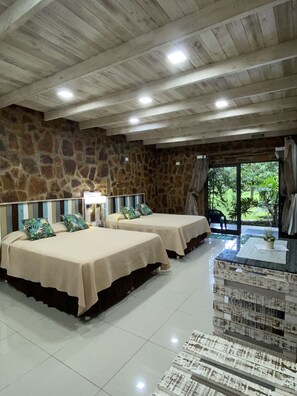 Superior Quadruple Room | Minibar, desk, free WiFi, bed sheets - Posada 21 Oranges (Puerto Iguazú)