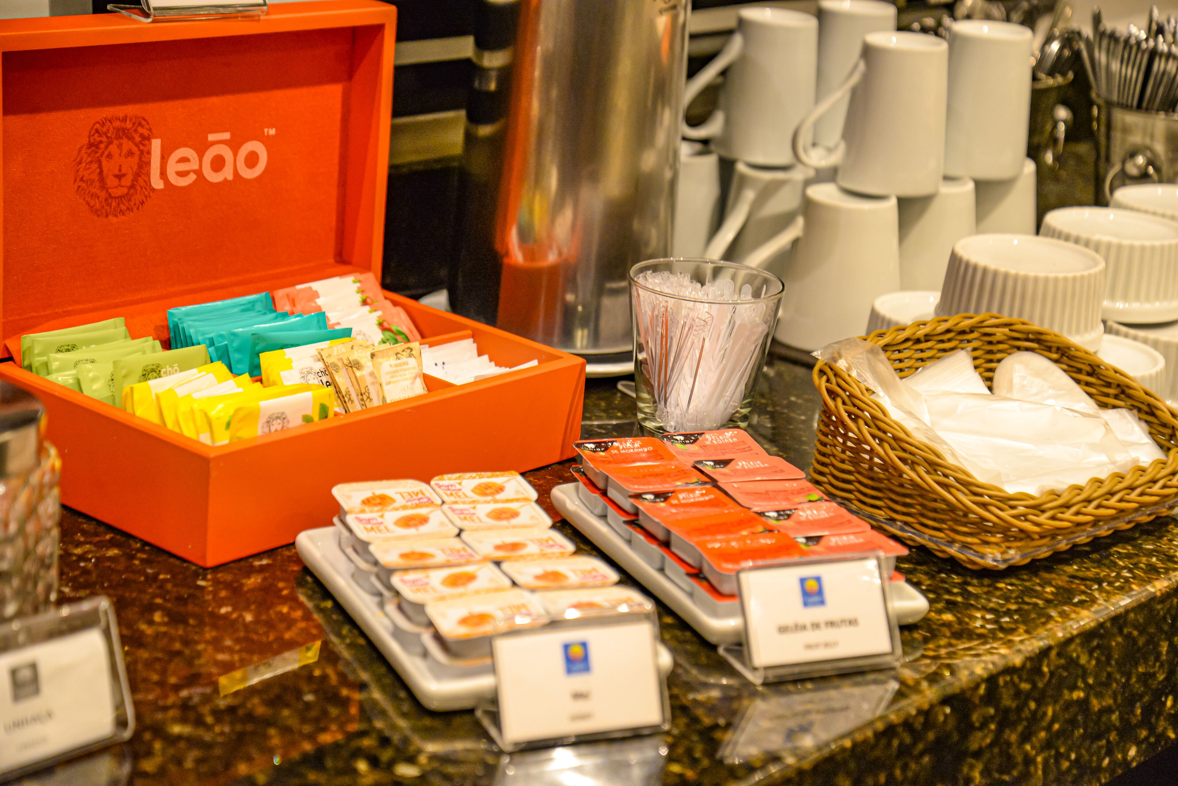 Un'ampia scelta di cibi e condimenti in un buffet.