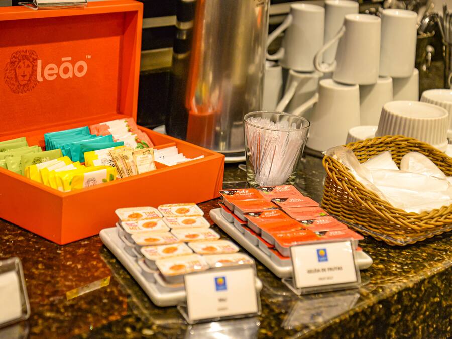 Un'ampia scelta di cibi e condimenti in un buffet.
