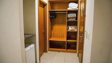Un vestidor pequeño con estantes de madera, un calentador incorporado y un refrigerador pequeño.