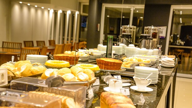 Un buffet proposant une variété de produits de boulangerie et de plats préparés.