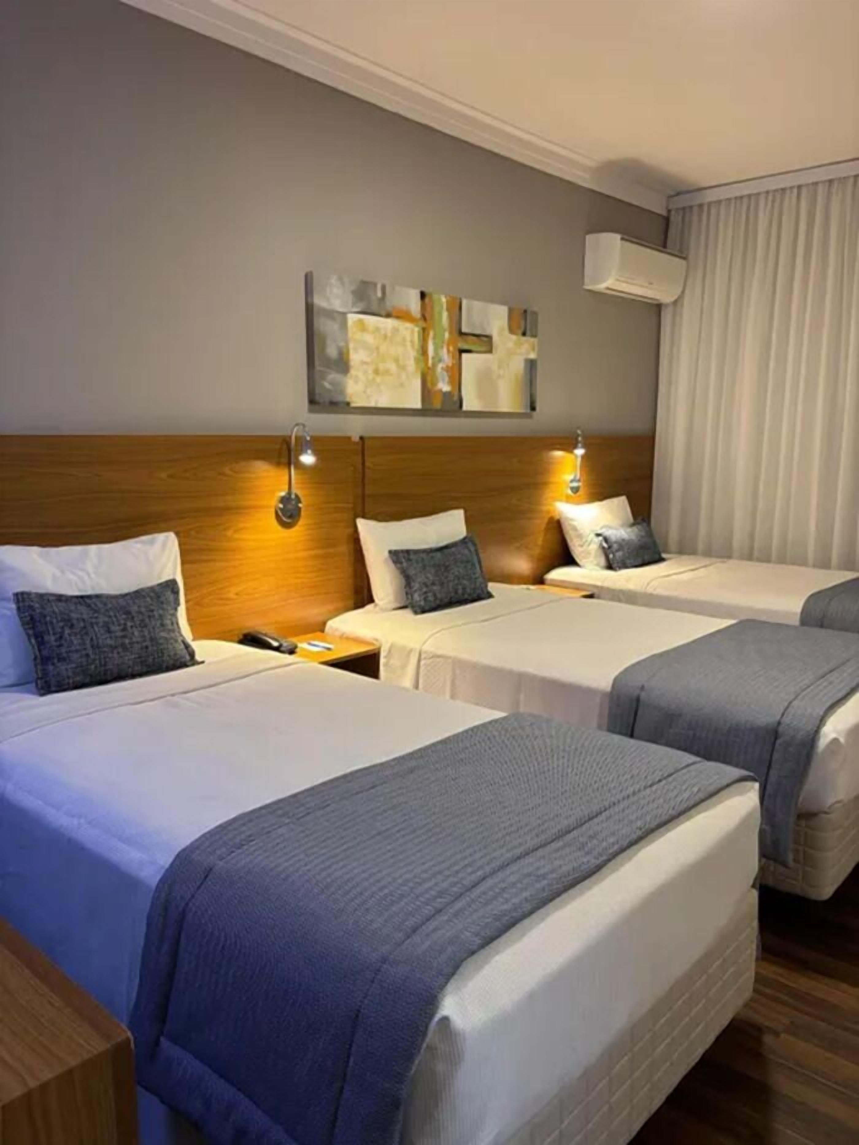 Minibar, caja de seguridad en la habitación y escritorio 