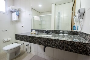 Shower, perlengkapan mandi gratis, pengering rambut, dan handuk