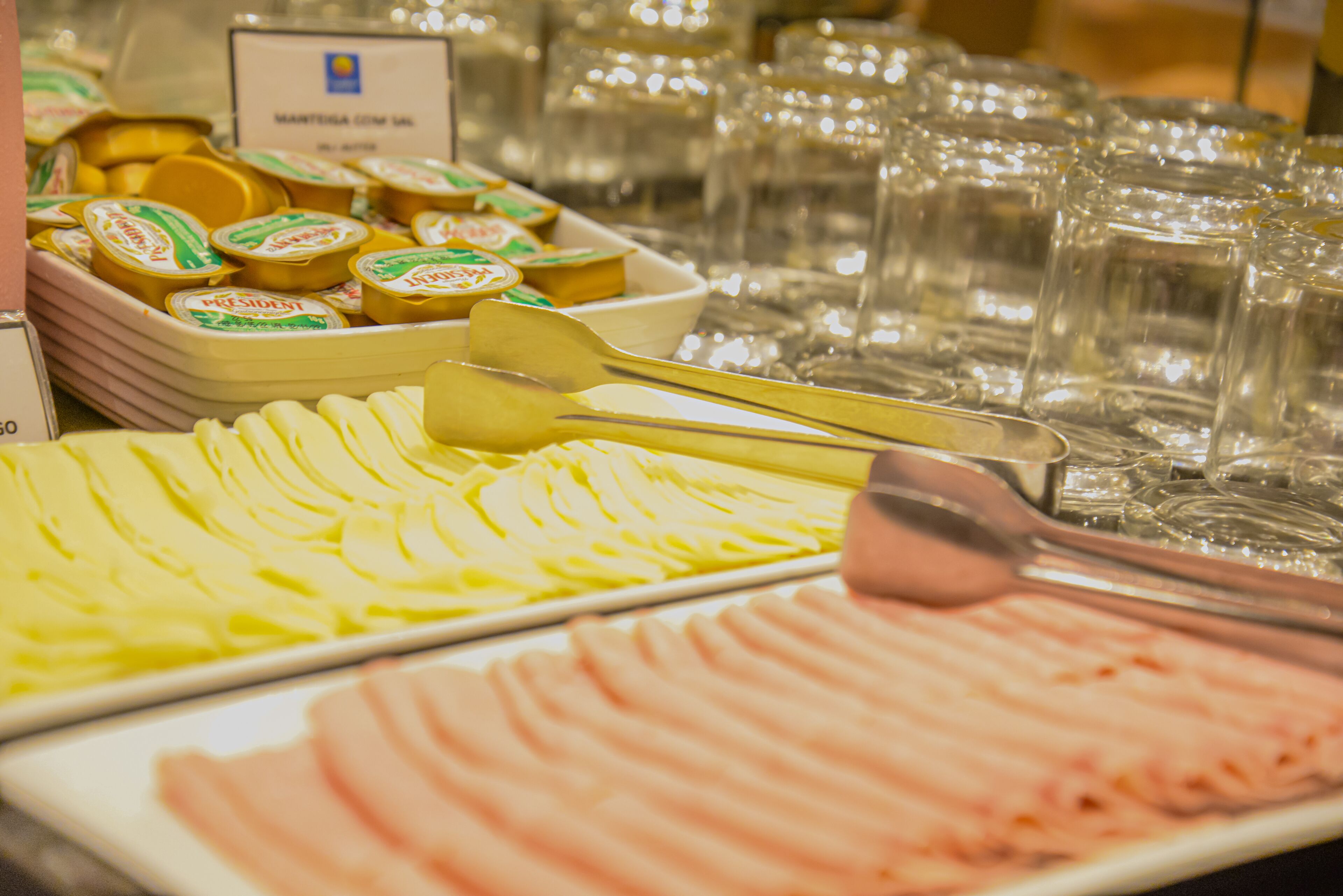 Un buffet proposant une variété de plats et d’ustensiles.