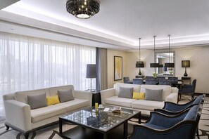 迷你吧、客房内保险箱、办公桌、笔记本电脑工作区