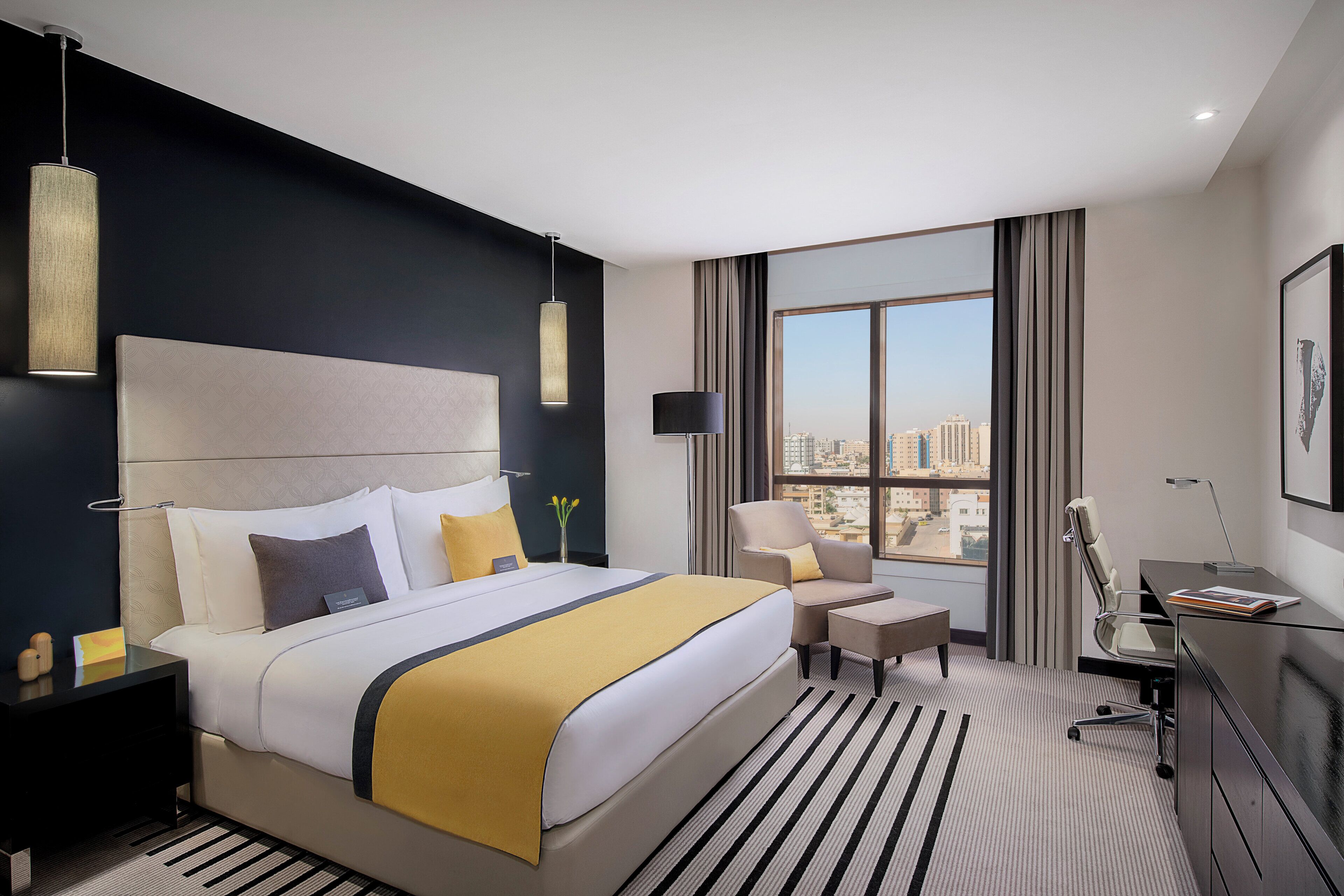 Kamar Grand, 1 Tempat Tidur King, Bebas Asap Rokok, pemandangan kota | Minibar, brankas, meja kerja, dan ruang kerja ramah laptop