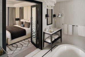 Een bad/douchecombinatie, gratis toiletartikelen, een haardroger