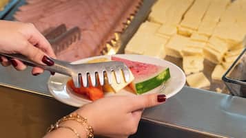 Sarapan prasmanan setiap hari (COP 42000 per orang)