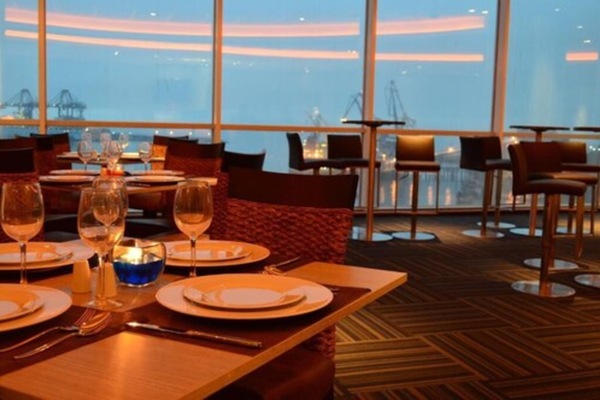 Se sirven desayunos, almuerzos y cenas; cocina internacional