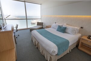 Quarto executivo | Roupas de cama premium, cofres nos quartos, escrivaninha